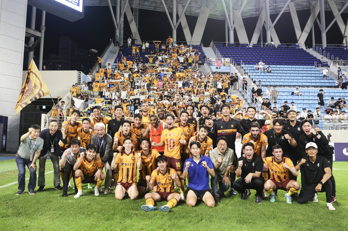 강기정·홍준표 시장, 프로축구 관람하며 '달빛 동맹' 과시