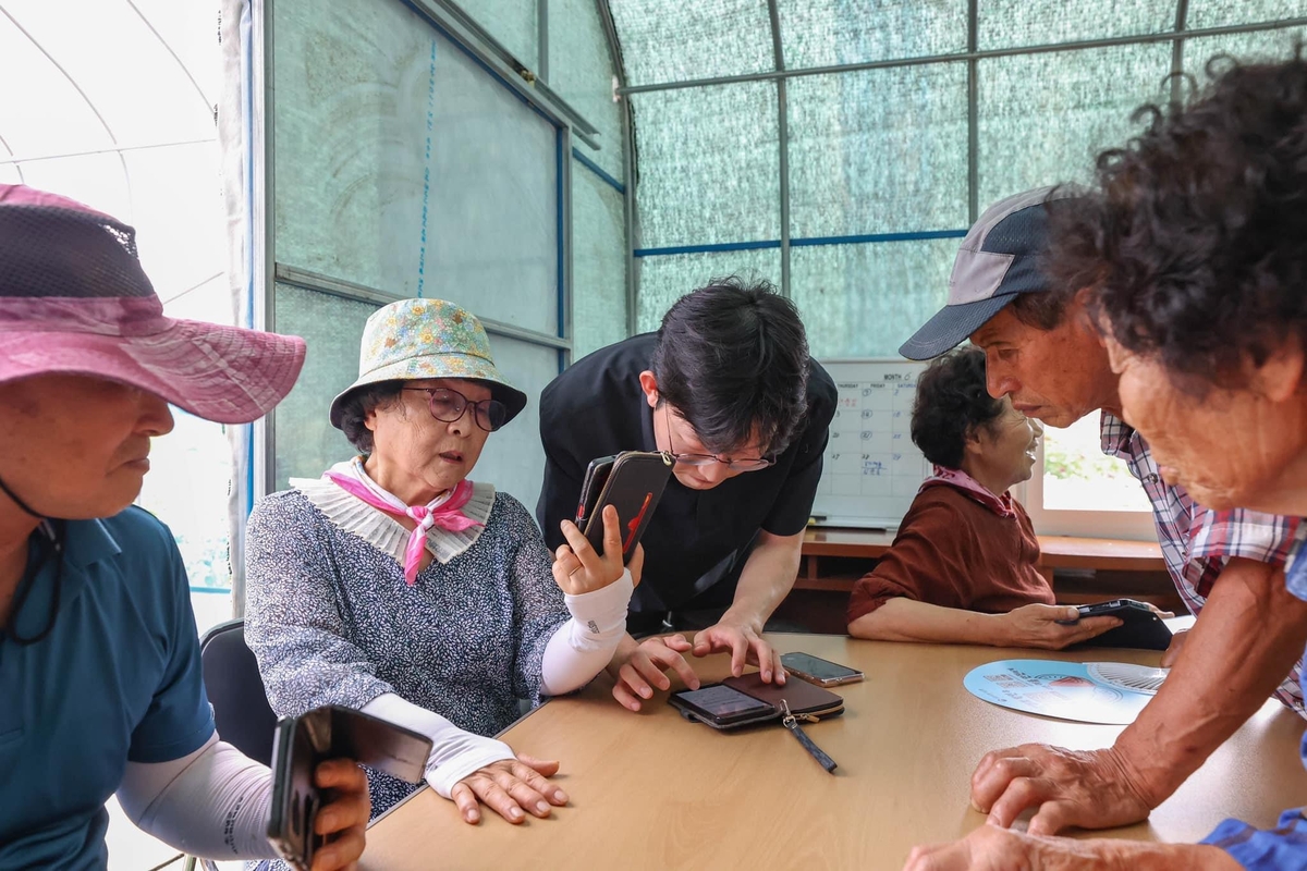 한총리, '자녀 경보' 소개하며 "사람 살리는 건 정성과 집념"