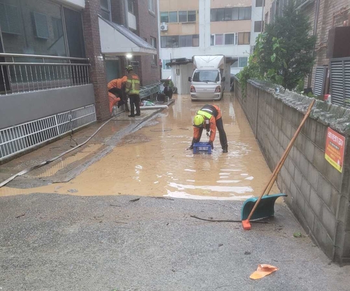 "집에 물이 가슴까지 찼어요" 토사 '와르르'…강원 비피해 속출(종합2보)