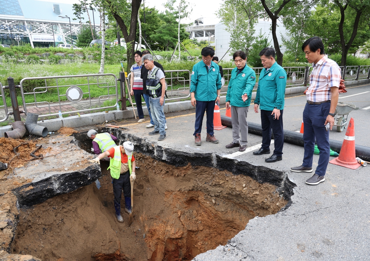 고양에서 깊이 2m 땅 꺼짐 발생…"우수관로 파손이 원인"