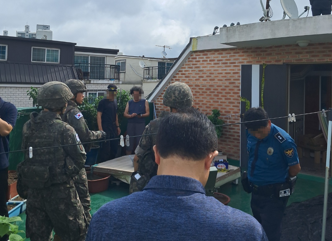 전선에 걸리고 학교 운동장서 발견…인천서도 北풍선 신고