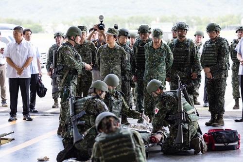 군복 차림 군사훈련 참관 대만 총통 "국가 수호 의지 보여달라"