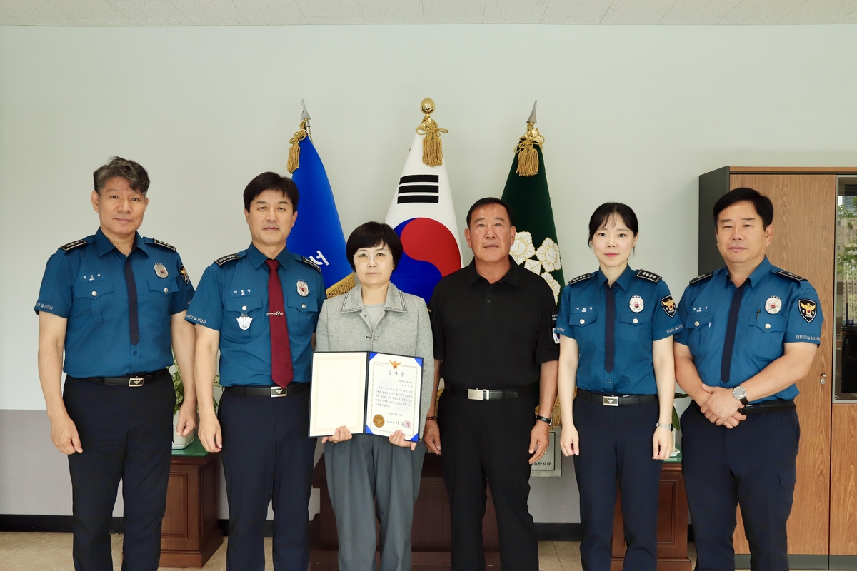 [강원소식] 춘천경찰, 실종 70대 관광객 수색 기여 자율방범대에 감사장