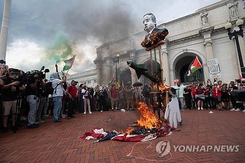 트럼프, 성조기 소각 '친팔' 시위대에 "공화당원이면 징역 20년"