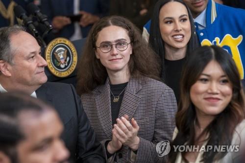 '무자녀' 공격에 해리스 남편 전처, 의붓딸 "없긴 왜 없어" 옹호