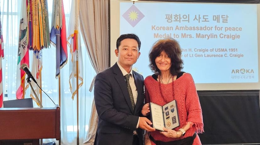 한국전쟁서 활약한 미군 父子에 '평화의 사도' 메달