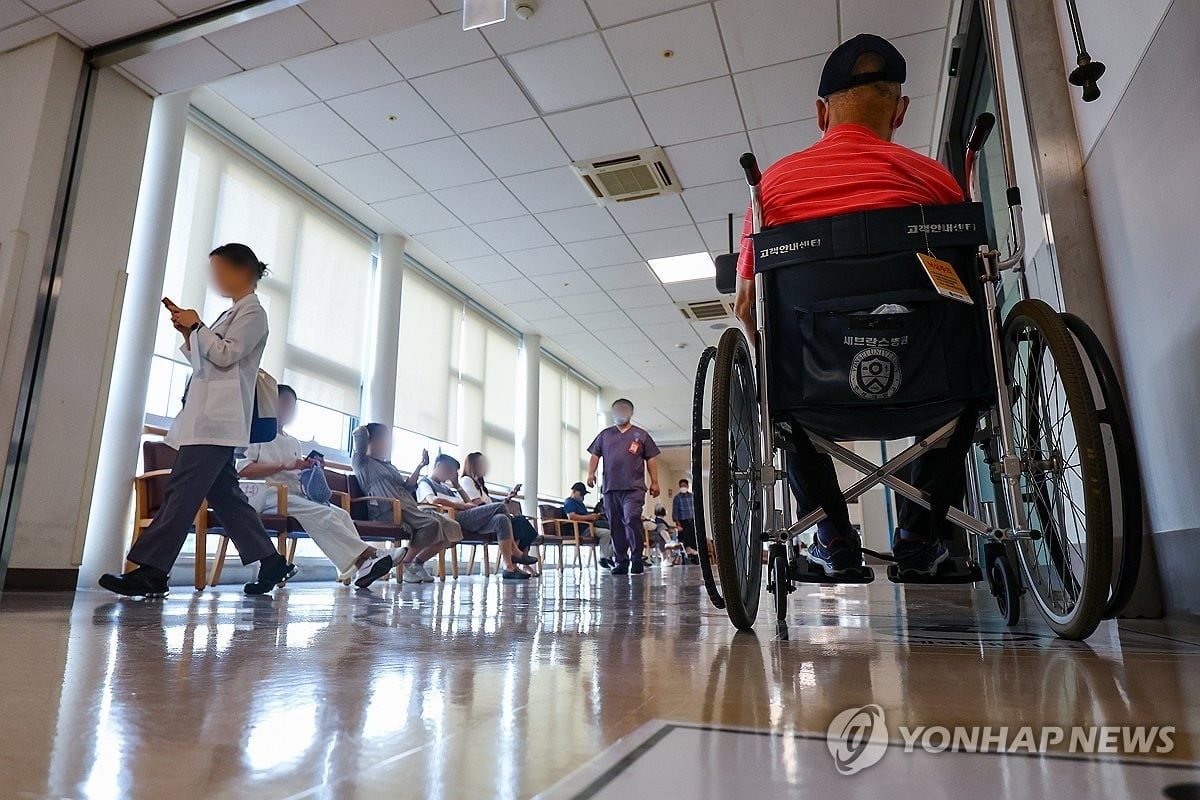 의정갈등에 추가 휴진까지…환자들 결국 거리로