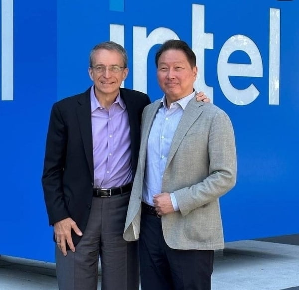 최태원 회장과 팻 겔싱어 인텔 CEO(왼쪽)