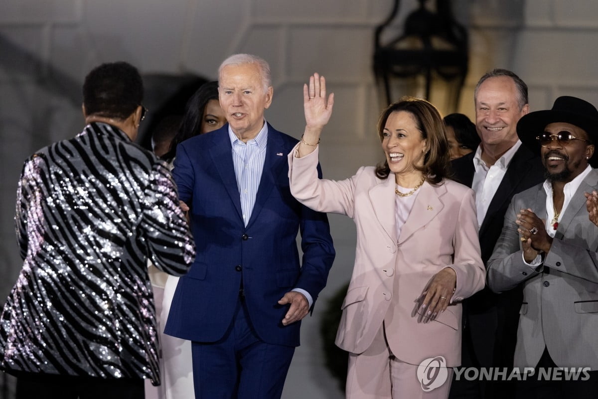 바이든 사퇴 압박 고조.."미셸 오바마 출마하면 트럼프 압도"