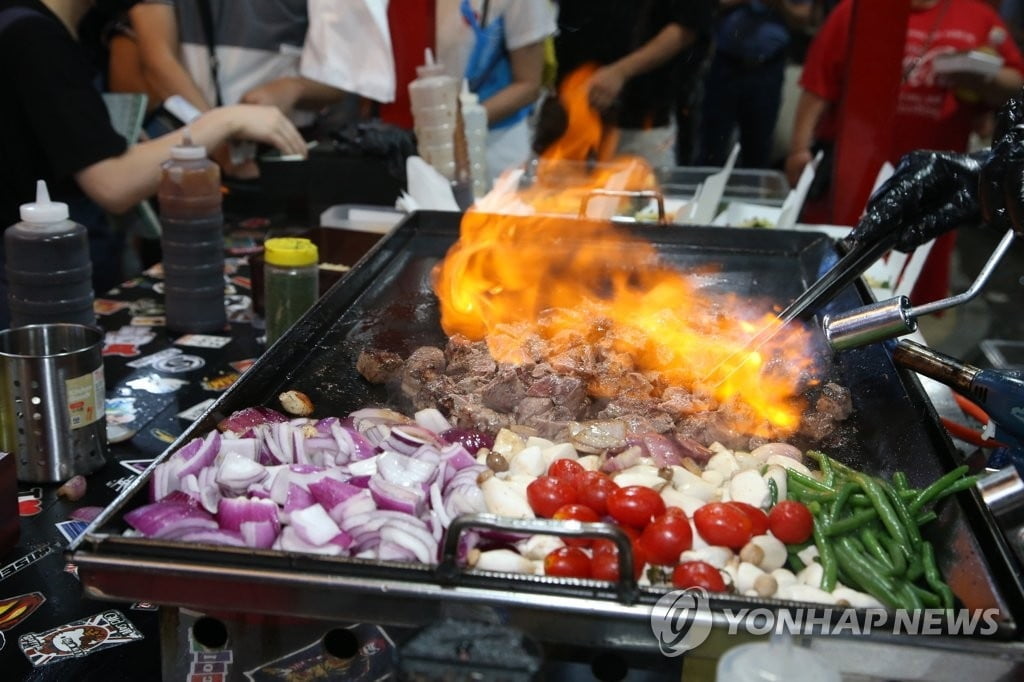 고깃집 '불쇼'에 손님 화상...법원 판결은?