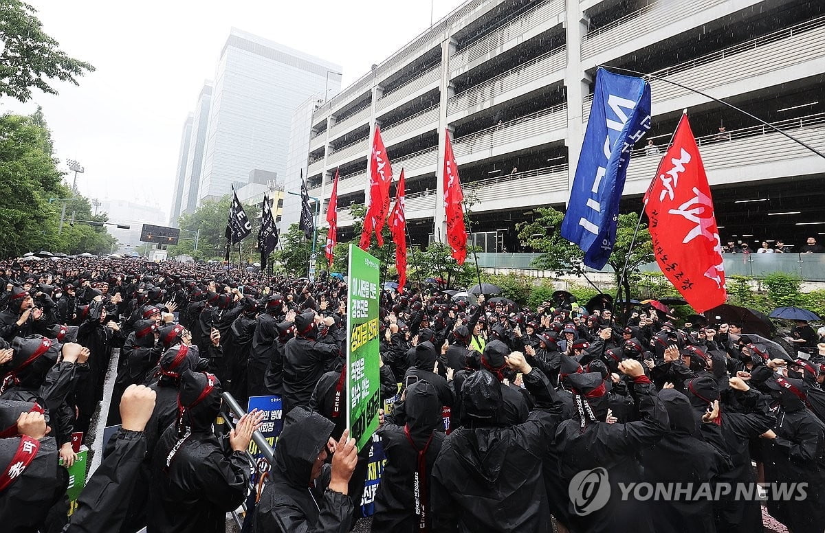 "위기의 삼성전자…엔지니어는 경쟁사로 이직 생각"