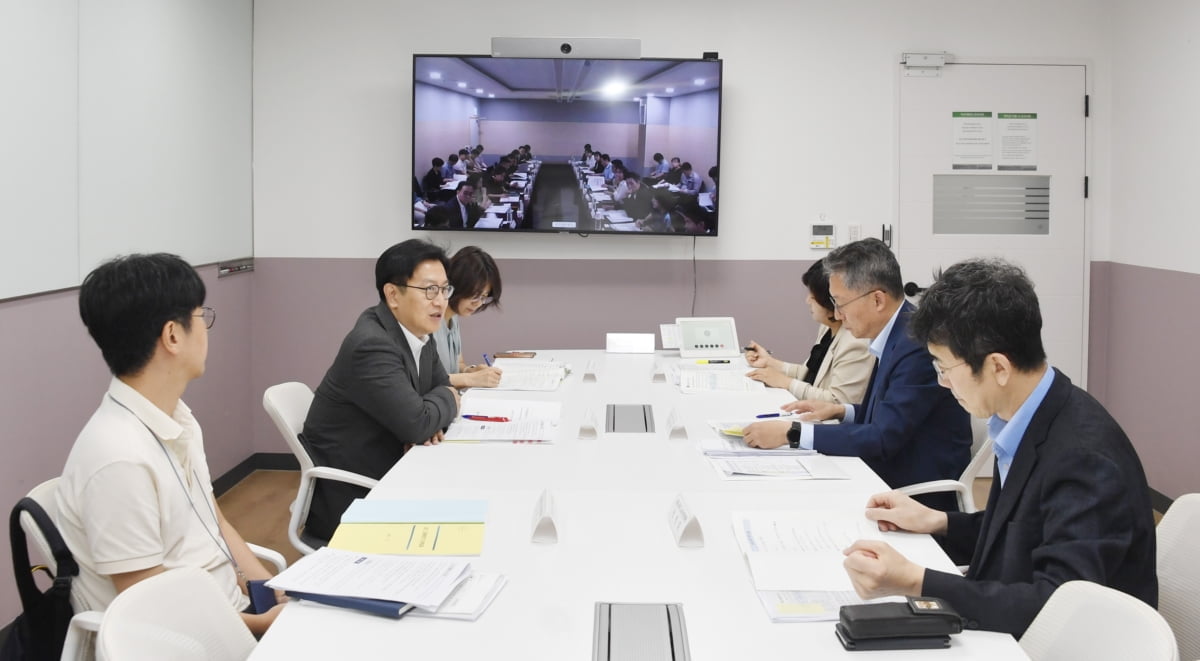 김범석 기획재정부 1차관(왼쪽 가운데)과 김민석 고용노동부 차관(오른쪽 가운데)이 17일 오전 서울 종로구 정부서울청사에서 열린 