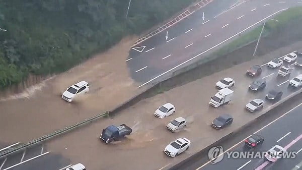 폭우에 잠긴 도로…수도권 출근길 '전쟁'