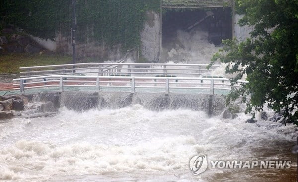 폭우에 불어난 하천…수도권 10곳 '홍수특보'