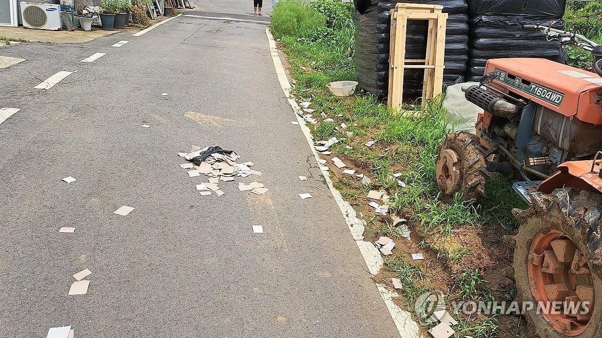 "북 오물풍선 110여개 낙하...대부분 종이"