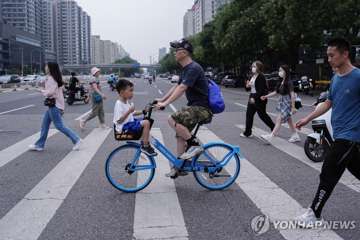 '공무원 세자녀 장려' 문건...중국인들 '반발'