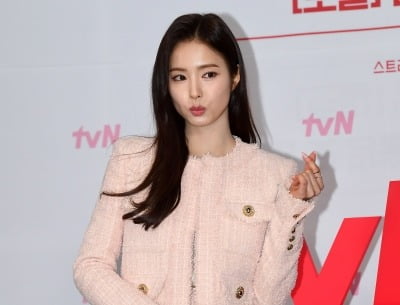 IU's agency "Exclusive contract with Shin Se-kyung has ended, we will cherish every moment"