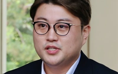 '음주 뺑소니' 김호중, 다리 절뚝이며 법정 입장…"말씀하지 말라" 경고 받아