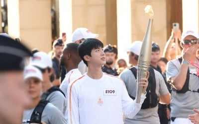 BTS 진, 아미 함성 속 파리 올림픽 성화봉송…"뜻깊은 순간 참여해 영광"