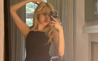 Rosé poses like a Barbie doll wearing a pair of hot pants and homewear