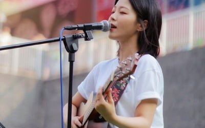 HYNN(박혜원), 1년 만에 돌아온 '버스킹 퀸'…신곡 발매 전 깜짝 공개