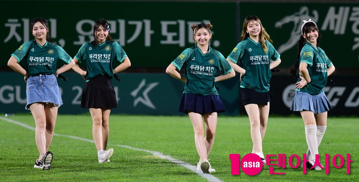 버스터즈, 축구장에서 화려한 댄스[TEN포토]