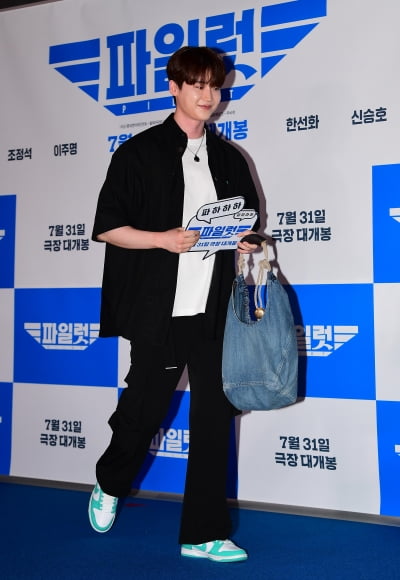 Lee Jong-suk, handsome that lights up movie theaters... looks that make people gasp