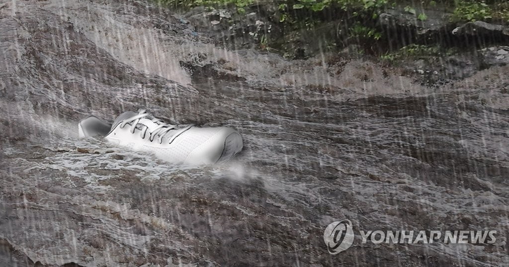 빗물에 불어난 계곡서 물놀이하다 급류 휩쓸려…2명 구조