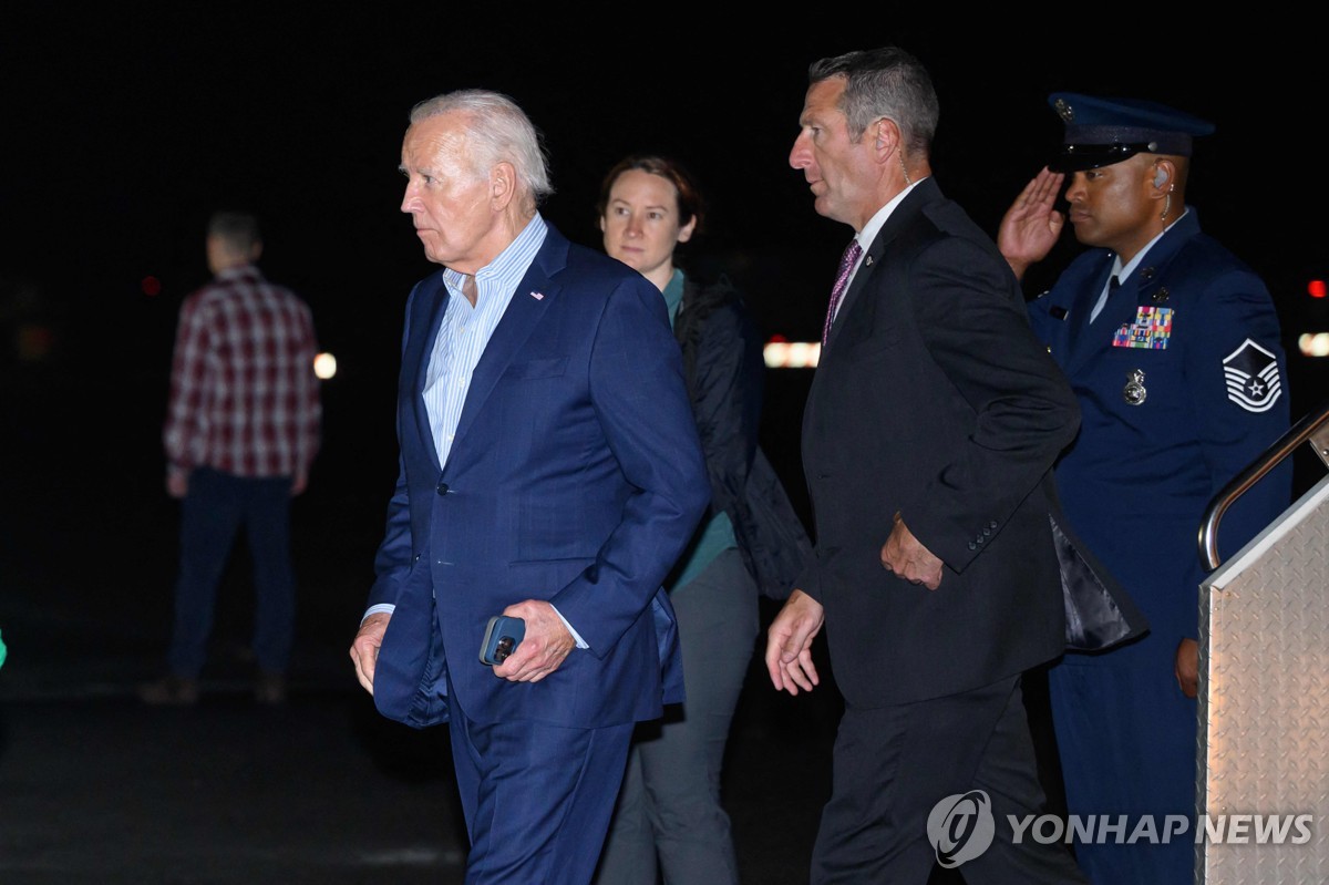 바이든, 거취 숙고 후 백악관 복귀…선대위, 고액 후원자 달래기