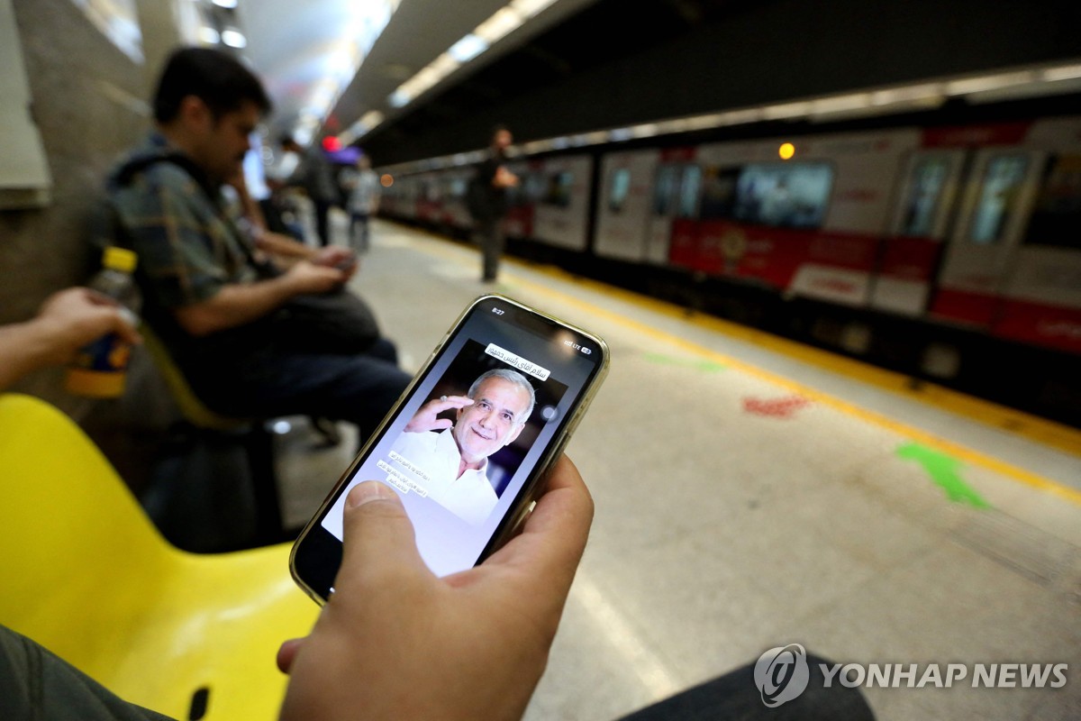 제재, 전쟁 그리고 트럼프…이란 새 대통령 '가시밭길'