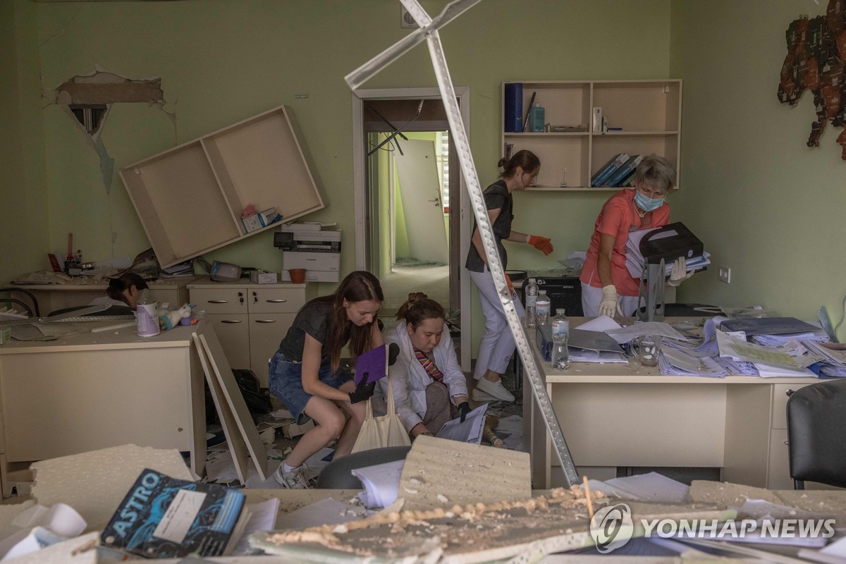 몸던져 아기 감싸고, 바늘꽂고 대피…키이우 아동병원에 미사일