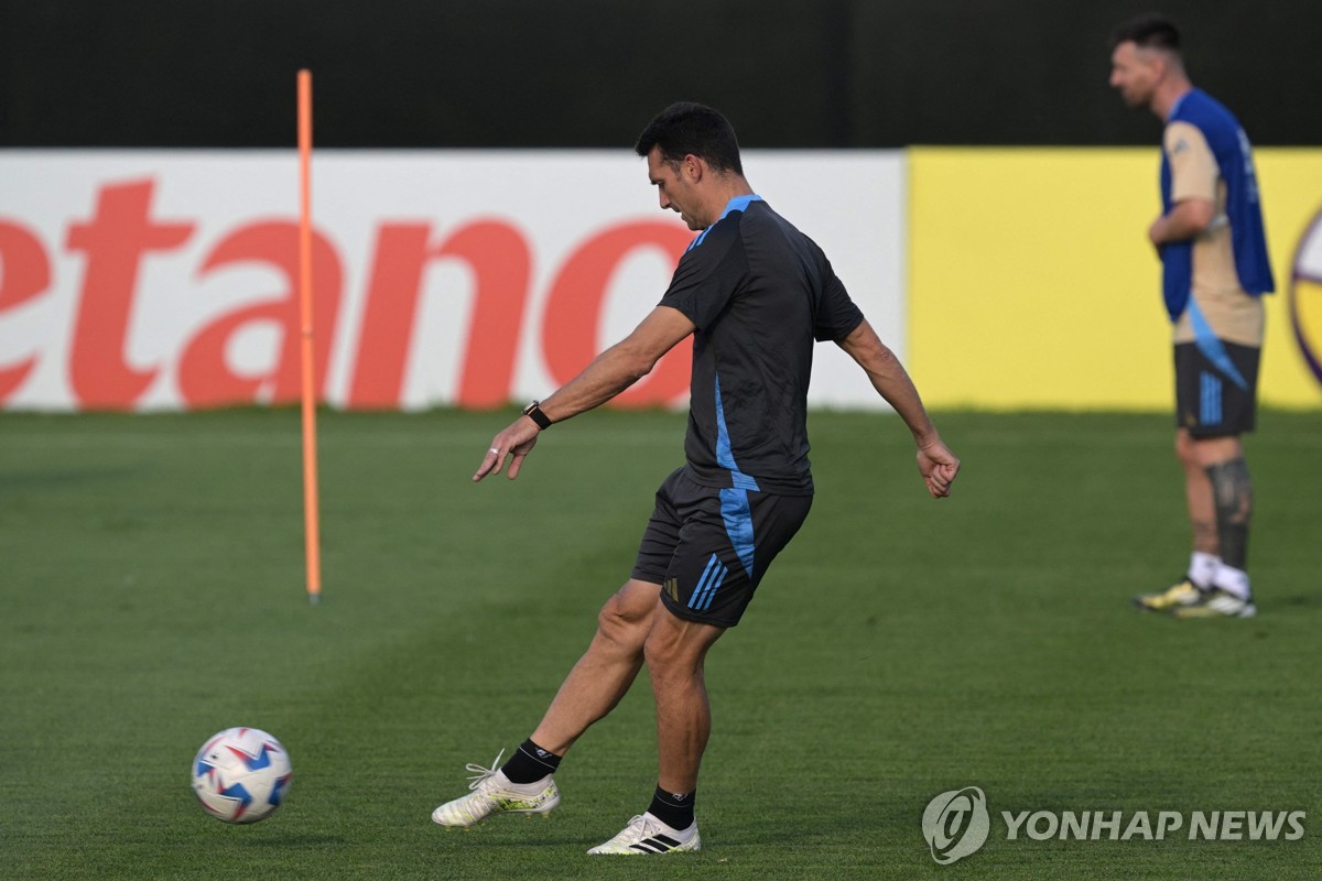 아기 야말 목욕시킨 젊은 메시…사진 작가 "놀라운 일…흥분돼"