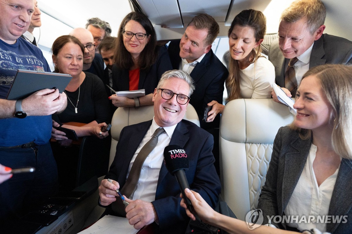 '나토 데뷔' 英스타머, 자국 무기로 러 본토 공격 허용 시사