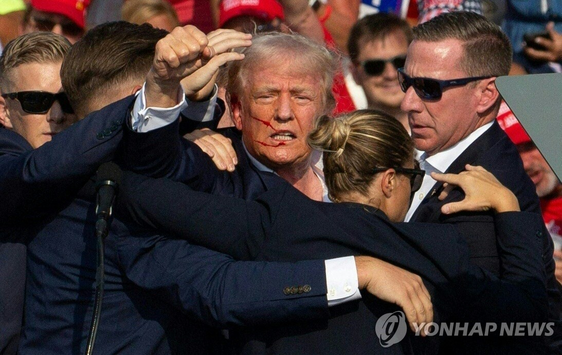 [트럼프 피격] "소총 든 남성, 총격 몇분 전 옆 건물 위로 곰처럼 기어올라가"