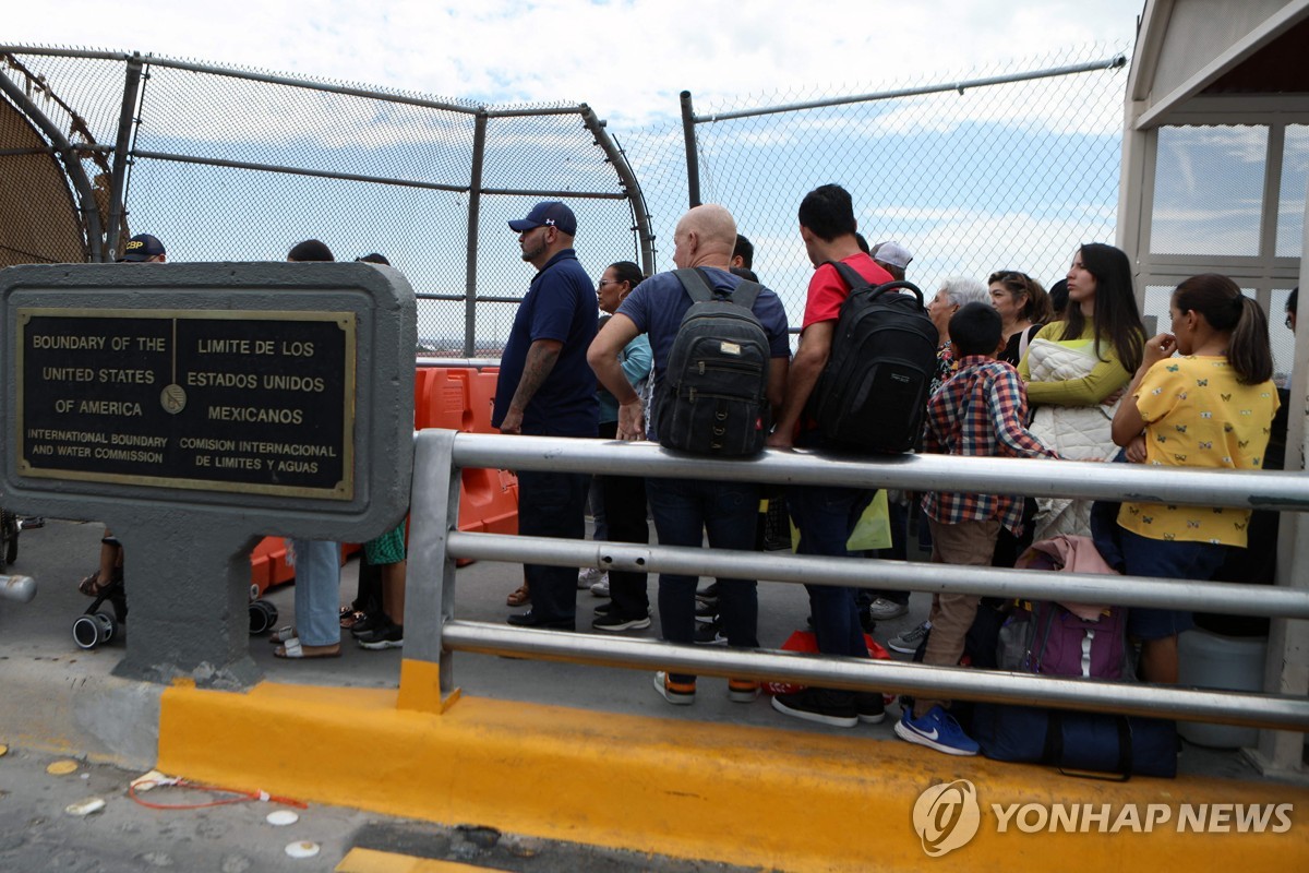 'IT 대란' 미국·멕시코 국경 대혼잡…"최대 10시간 대기"