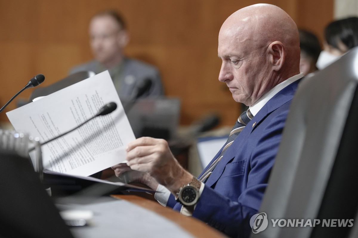 해군·우주비행사 경력 켈리, 해리스 러닝메이트로 급부상