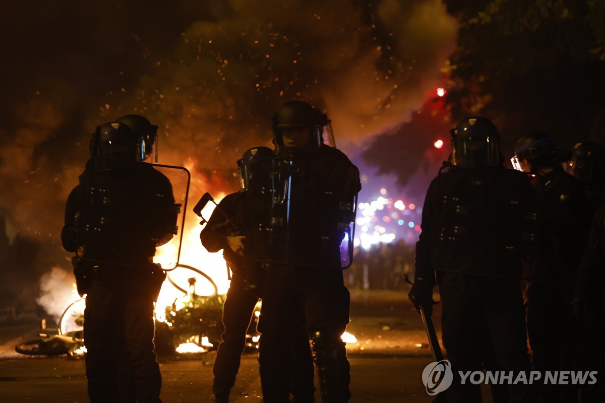 "연대의 승리"…극우집권 저지 자축하며 거리나선 佛청년들