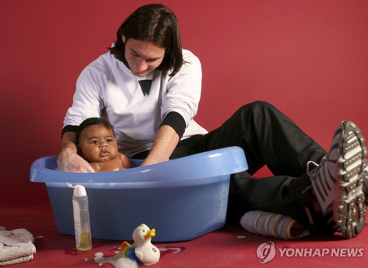 아기 야말 목욕시킨 젊은 메시…사진 작가 "놀라운 일…흥분돼"