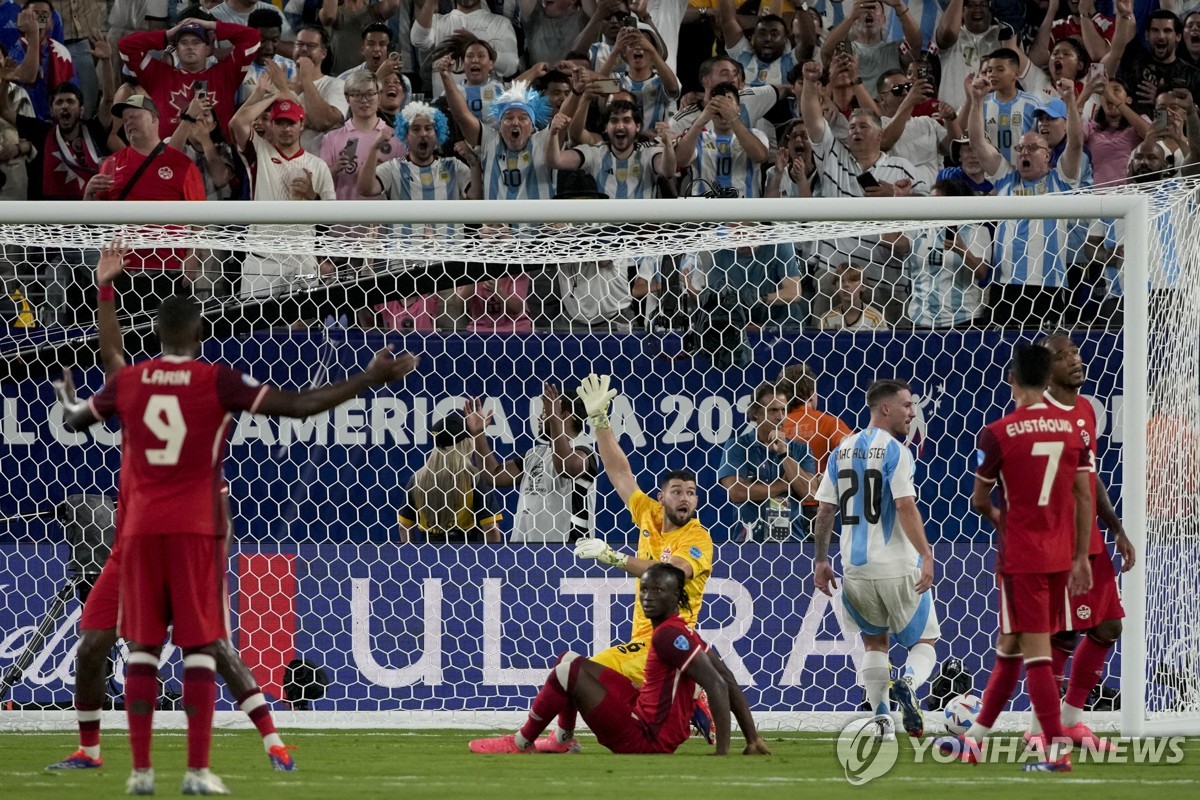 메시, 드디어 골맛!…아르헨, 캐나다 2-0 꺾고 '코파 결승행'