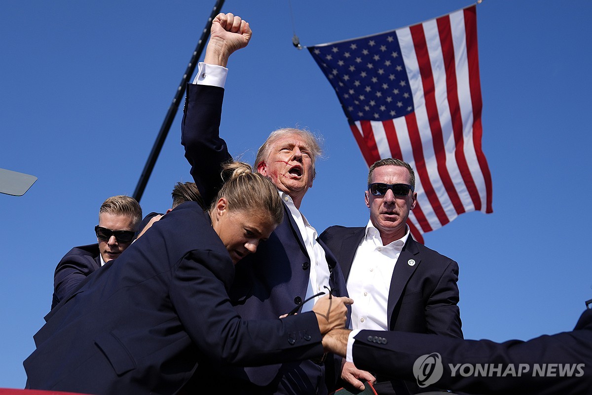 [트럼프 피격] 美대선판 흔든 한장의 사진…퓰리처상 기자 "역사적 순간 직감"