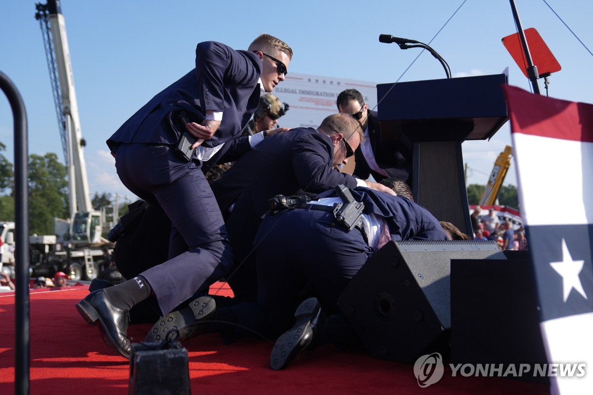 '귀에 붕대' 트럼프가 전한 '신발 미스터리'는…"덤으로 얻은 인생"