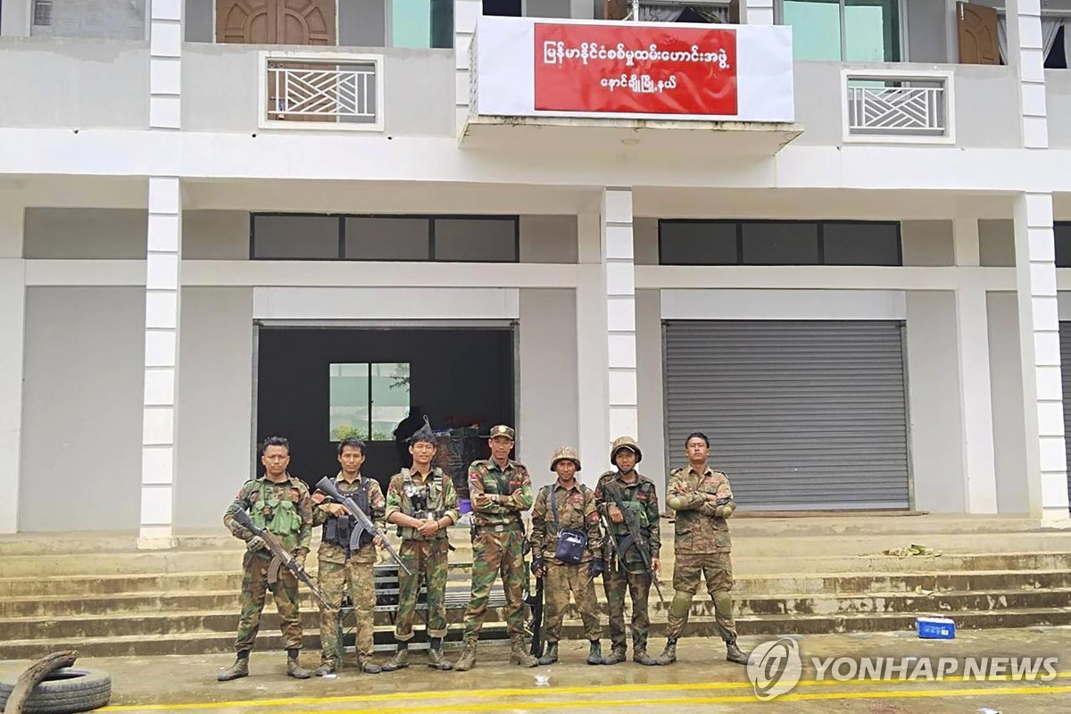 미얀마 반군, 수도 공항에 미사일 공격…제2 도시도 위협