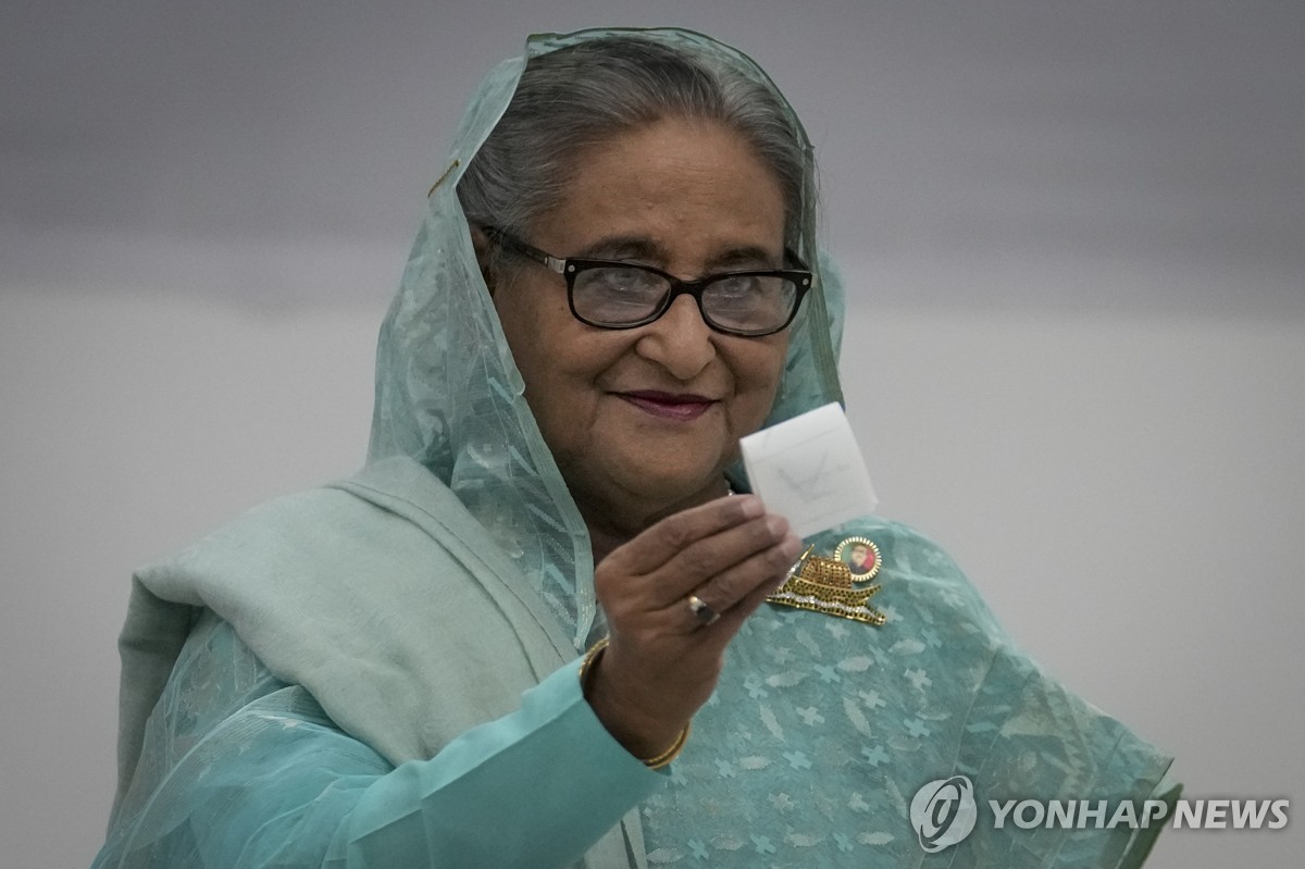 격화하는 방글라 반정부 시위…방송국 방화에 경찰은 실탄 사용