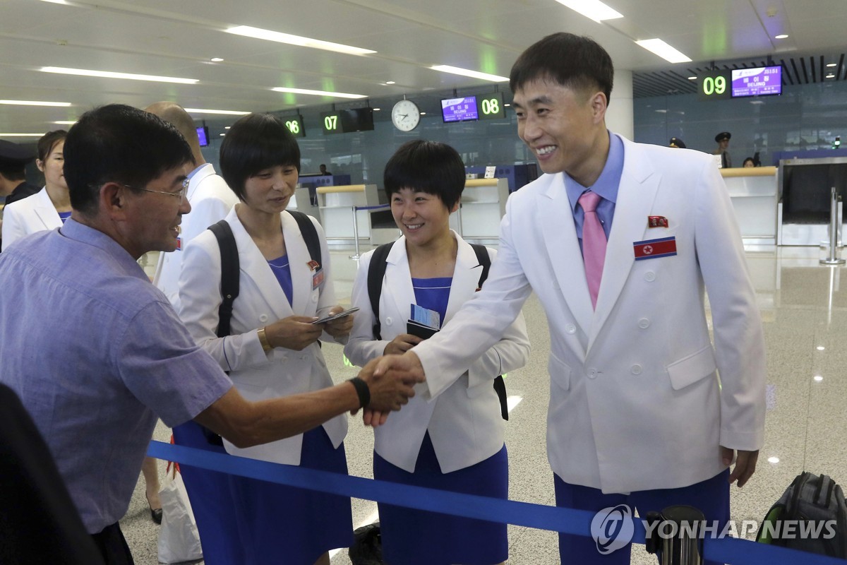 [올림픽] 8년 만에 참가하는 북한 선수단, 프랑스로 출국