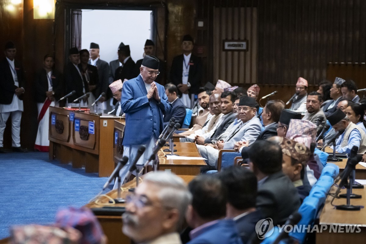 올리 네팔 새 총리, 의회 신임 투표 통과…네번째 총리직 수행