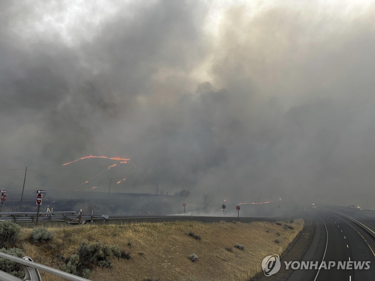 美·캐나다 서부, 덥고 건조한 날씨 이어지며 산불 피해 확산