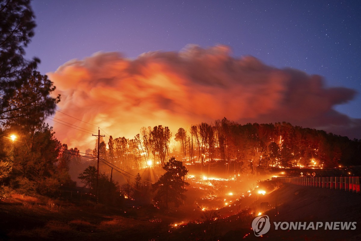 美·캐나다 서부, 덥고 건조한 날씨 이어지며 산불 피해 확산