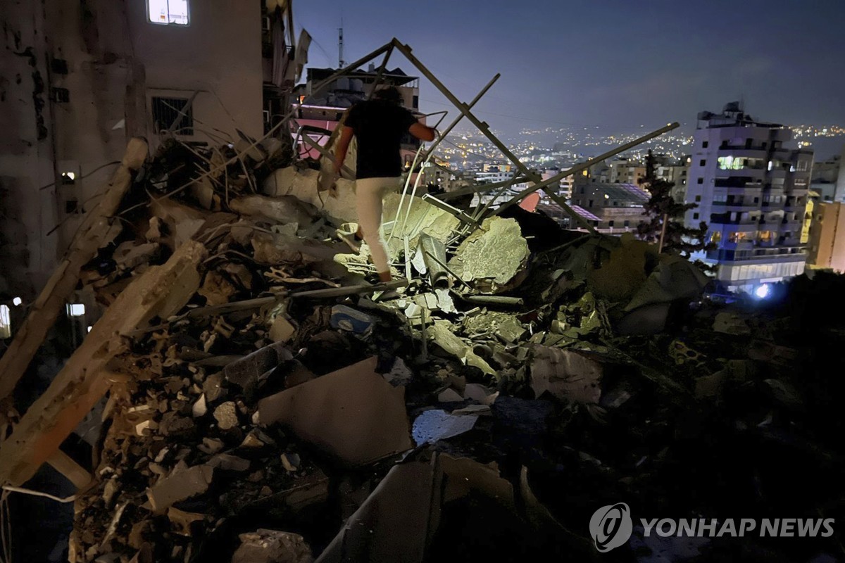 이스라엘, 베이루트 보복 공습…"축구장 폭격한 헤즈볼라 노려"(종합)