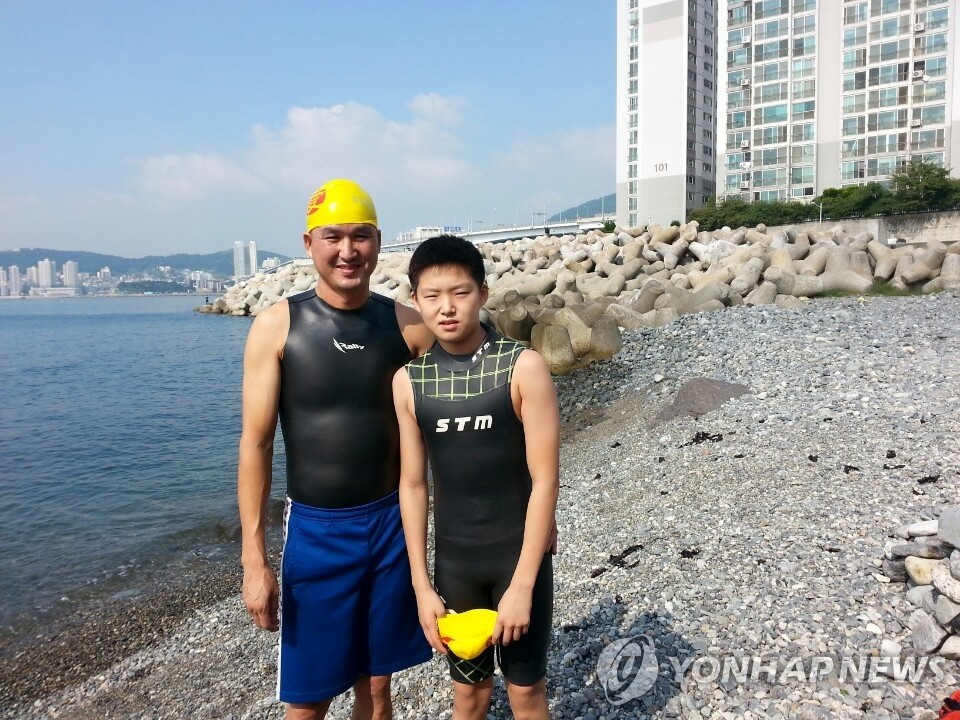 [올림픽] 김우민 아버지 "내 아들은 천재 아닌 노력형…황선우, 고마워"