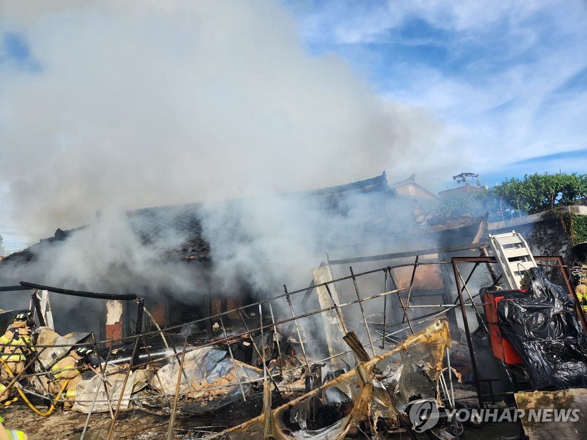 주택 화재로 외할머니와 세살배기 손자 사망…합동감식 진행